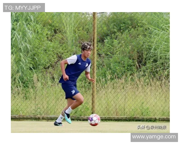 女子足球球星成长之路与竞技场内外的奋斗与荣耀故事