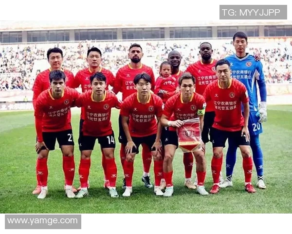 铁人足球球星拼搏瞬间展现永不言弃的力量与荣耀